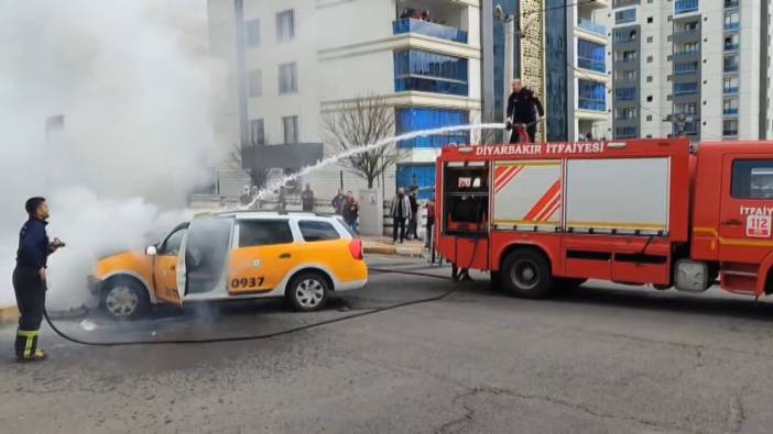 Diyarbakır’da Taksi ile hafif ticari araç çarpıştı. Taksi alev alev yandı
