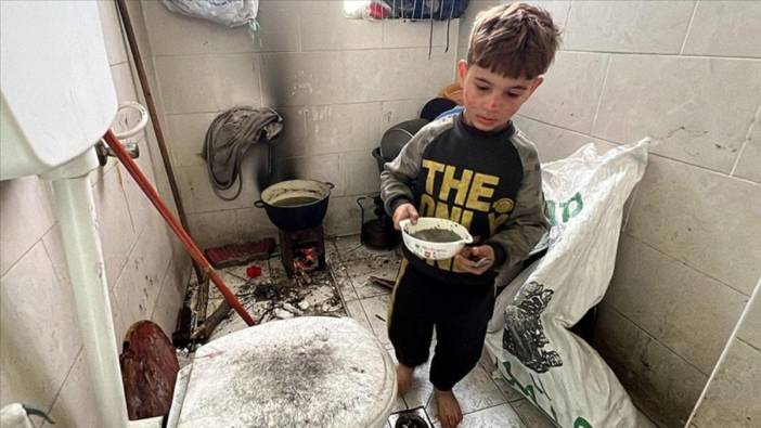 Gazze'de insanlık dramı. Bir aile hastane tuvaletinde yemek pişiriyor