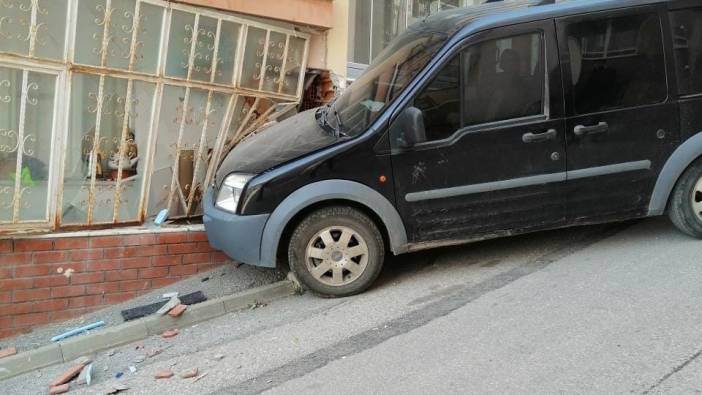 Eskişehir'de korkutan kaza: Freni boşalan araç eve tosladı
