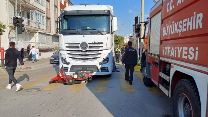 Motosiklet hafriyat kamyonun altında kaldı