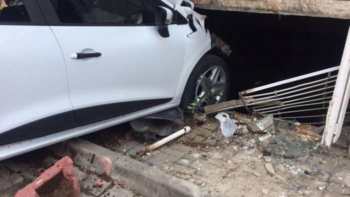 Beşiktaş’ta yokuş aşağı inerken kontrolden çıkan otomobil eve daldı: 2 yaralı
