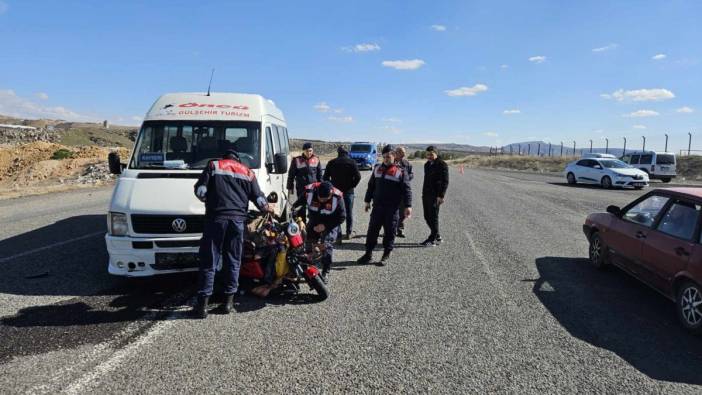 U dönüşü yapan motosiklete minibüs çarptı: 1 ölü