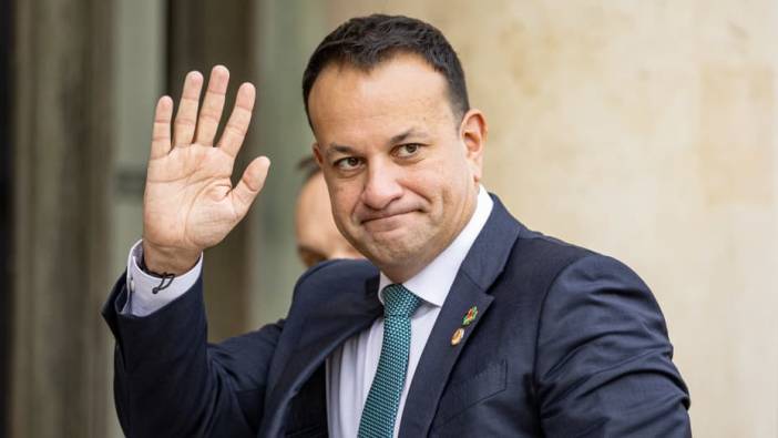 İrlanda'nın ilk eşcinsel başbakanı istifa etti
