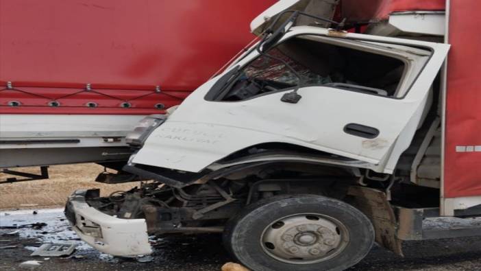 Sivas’ta kamyonet tıra çarptı: 1 ağır yaralı
