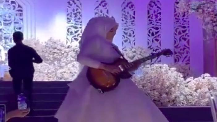 Düğününün açılışını elektro gitarla gelinin kendisi yaptı beğeni topladı