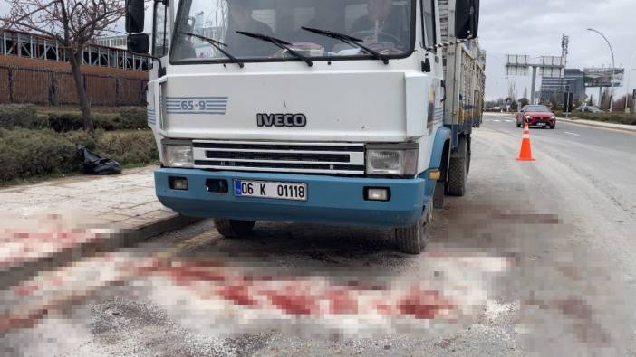Ankara'da küçükbaş hayvan yüklü kamyon devrildi: 1 yaralı