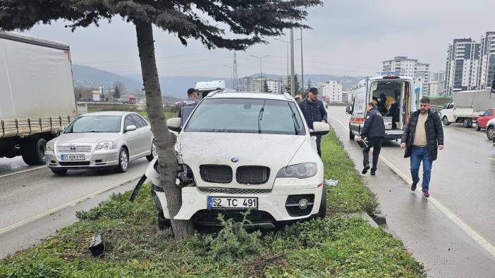 Otomobil refüjdeki ağaca girdi: 1 yaralı