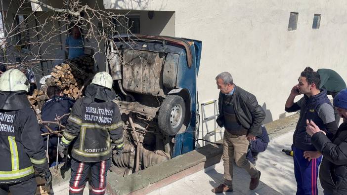 Otomobil bina ile istinat duvarı arasındaki boşluğa düştü: Sürücü öldü