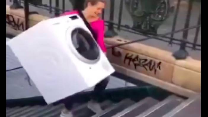 Çamaşır makinesini metroyla taşıyıp merdivenlerden de tek başına taşıyarak çıkaran kadın beğeni topladı