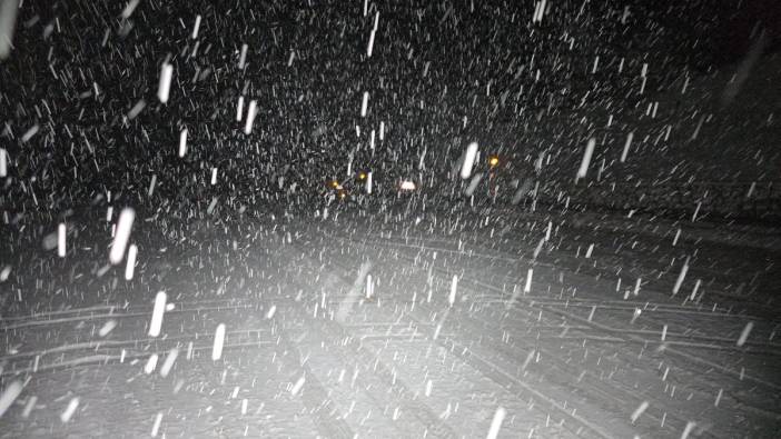 Tokat-Sivas yolunda kar yağışı etkili oldu. Görüş mesafesi sıfıra indi