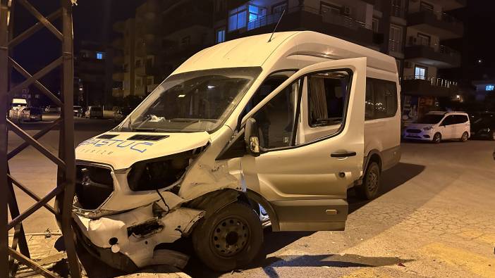 Hatay'da otomobille minibüs çarpıştı: 4 yaralı