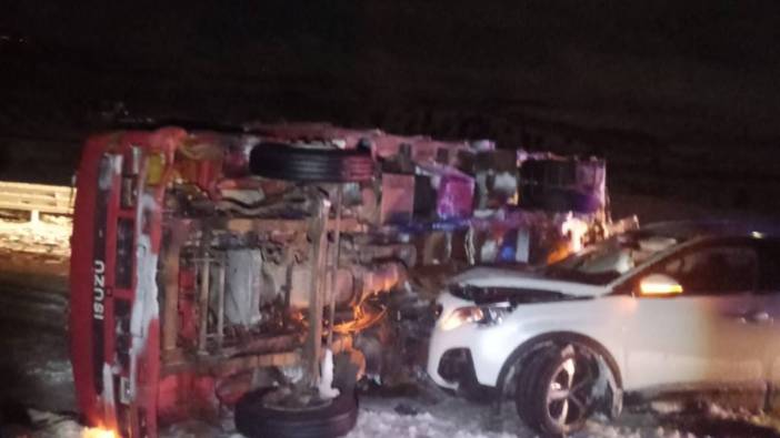 Kars'ta karda devrilen kamyona otomobil çarptı: 3 yaralı