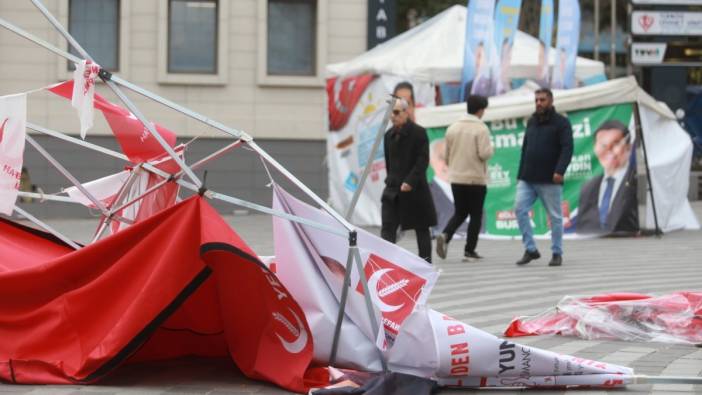 Bursa'daki rüzgar Yeniden Refah çadırını yıktı