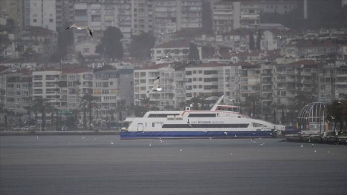 İzmir'de vapur seferlerine hava muhalefeti engeli