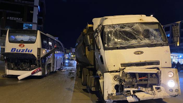 Antalya'da yolcu otobüsü ile hafriyat kamyonu çarpıştı