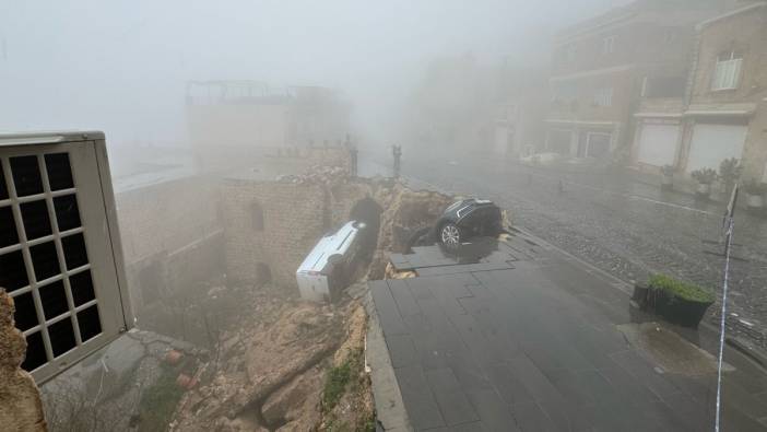 Mardin'de sağanağın çökerttiği yol araçları böyle yuttu