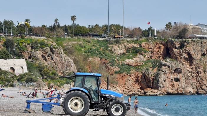 Antalya'daki dünyaca ünlü sahil tarla gibi sürüldü