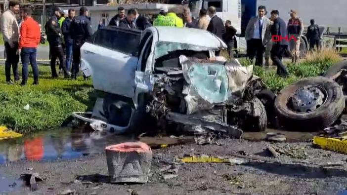 Hatay'da feci kaza: Karşı şeride geçen tıra otomobil çarptı