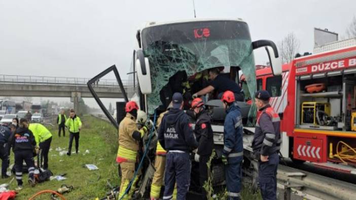 Düzce'de şehirlerarası yolcu otobüsü kaza yaptı