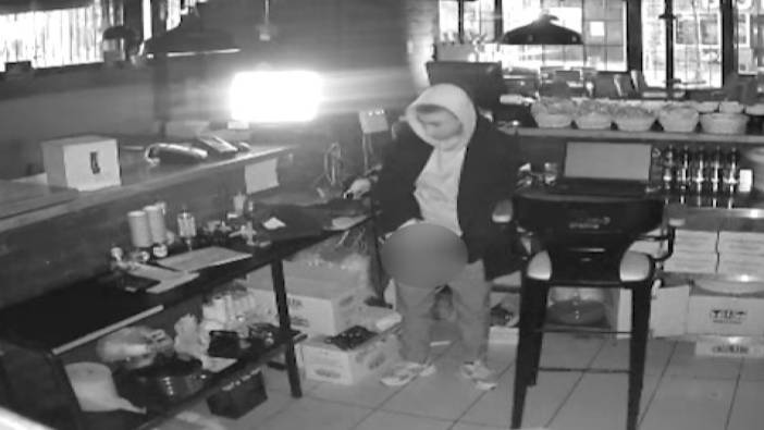 Hırsızın pes dedirten hareketi: Kasadaki parayı çalıp dükkan ortasına tuvaletini yaptı