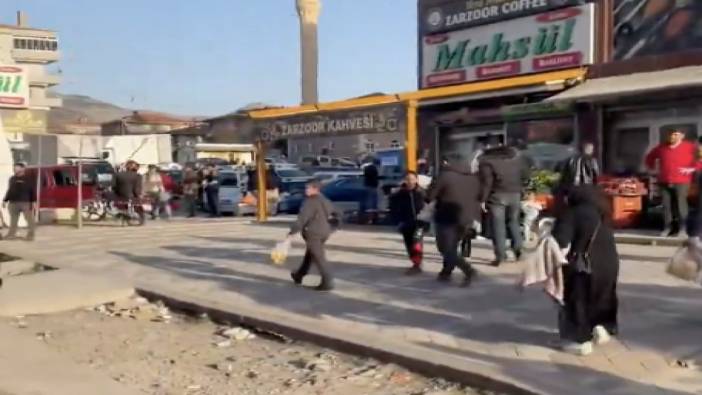 Ümit Özdağ, Suriyelilerin yoğun olduğu mahalleye 'Ya gidecekler ya gidecekler' şarkısıyla giriş yaptı