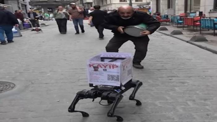 Taksim'de eğlenceli anlar: Robot köpek, darbuka eşliğinde oynadı