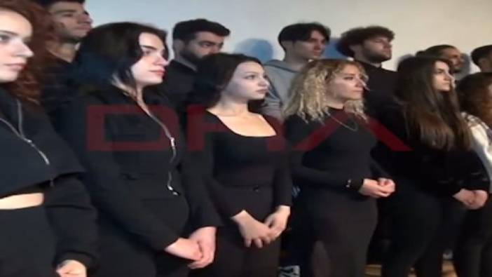 Yapay zeka kullanarak Atatürk'ün sesiyle oluşturulan Selanik türküsüne orkestrayla eşlik ettiler