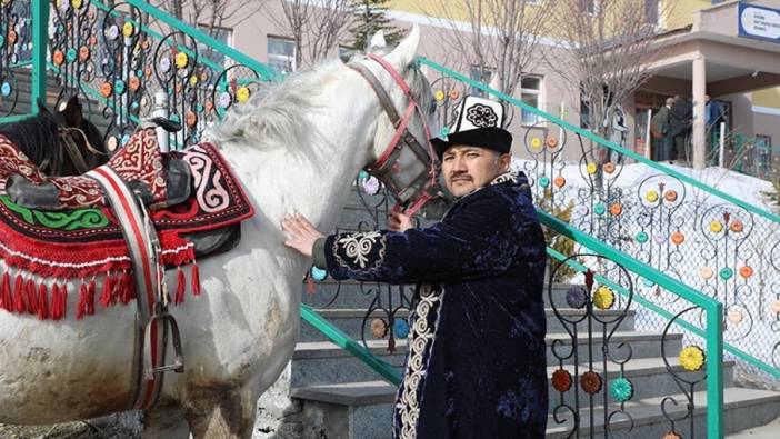 Kırgız Türkleri Van’da atlarıyla oy kullanmaya gitti
