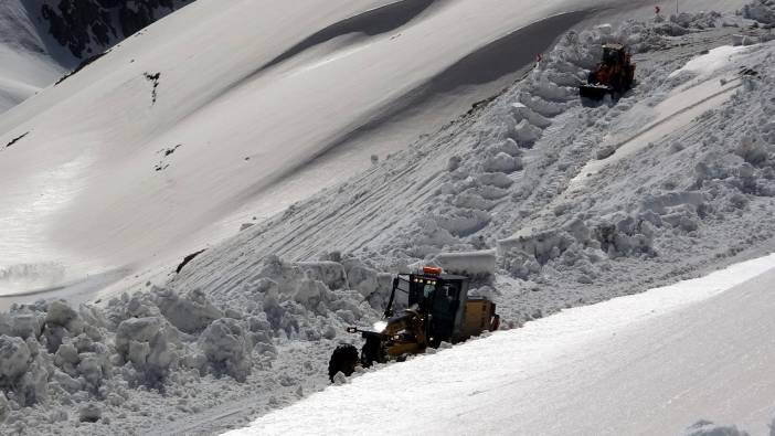 Bayburt-Trabzon arasında baharda karla mücadele sürüyor