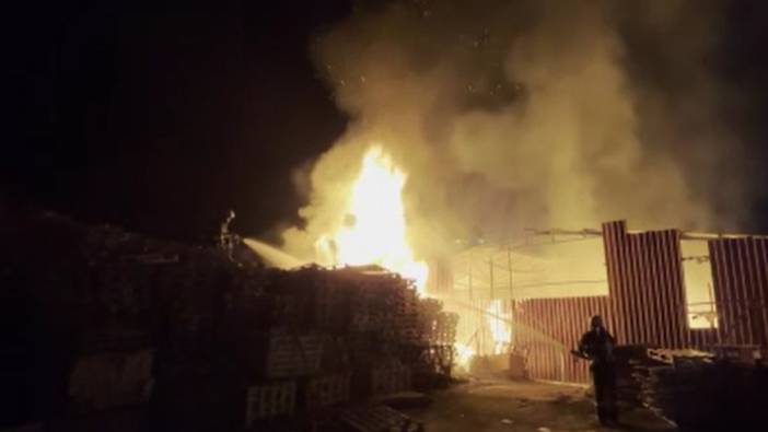 Bolu’da palet fabrikası alev alev yandı