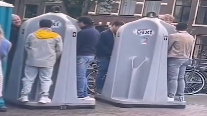 Hollanda'daki kapısız umumi tuvaletler görenleri şaşırtıyor