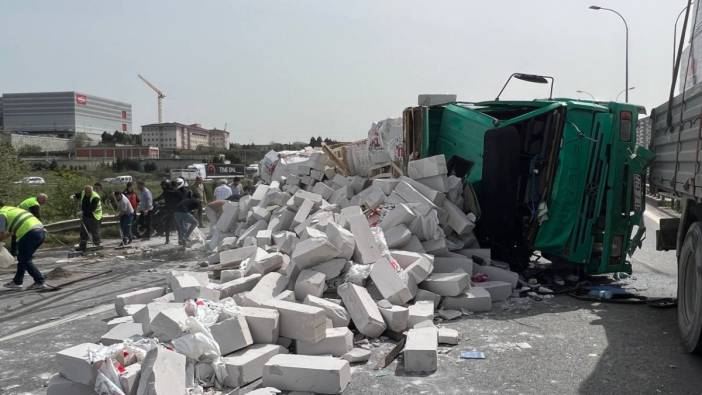Anadolu Otoyolu’nda kamyonlar çarpıştı. Malzemeler yola saçıldı. İstanbul yönünde trafik durdu
