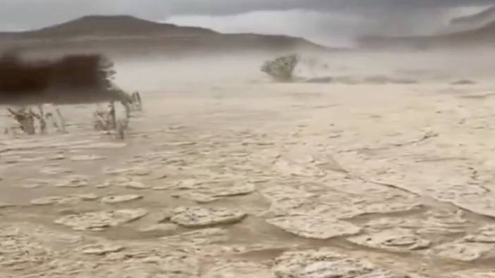 Suudi Arabistan'da aşırı yağış sebebiyle çöller adeta dereye döndü