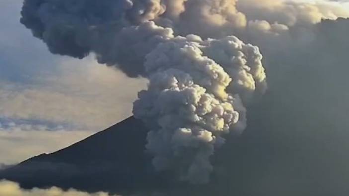 Endonezya’da Merapi Yanardağı’nda patlama meydana geldi!