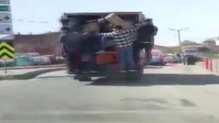 Eşya dolu kamyonetin kapısına tutunan kişilerin yürek hoplatan yolculuğu kameraya yansıdı