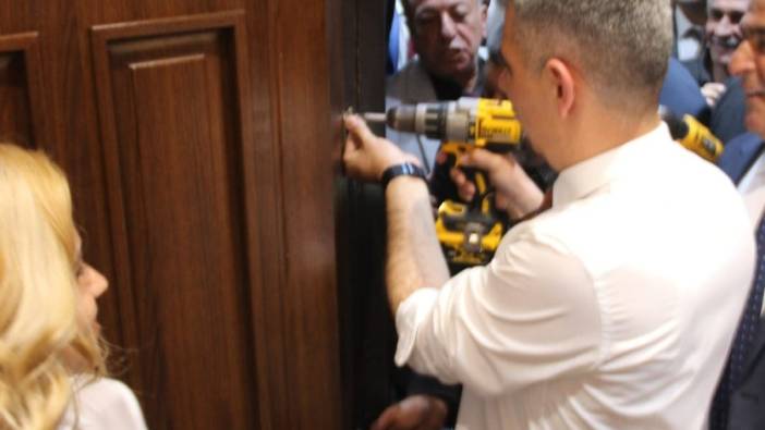 CHP'li başkan makam odasının kapısını sökerek göreve başladı