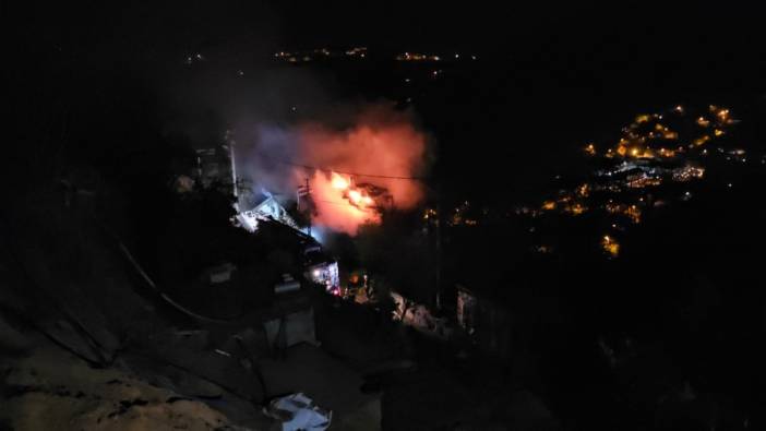 Zonguldak'ta köy evi yangını: Aile hastanede
