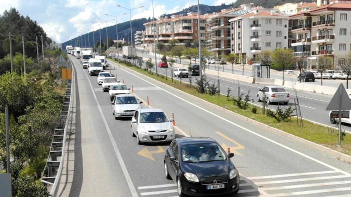 Halk gelenleri perdenin arkasından korkuyla seyrediyor. Zam değil fiyat ayarlaması yapan esnaf mutlu. Akın var akın tatil yerlerine akın