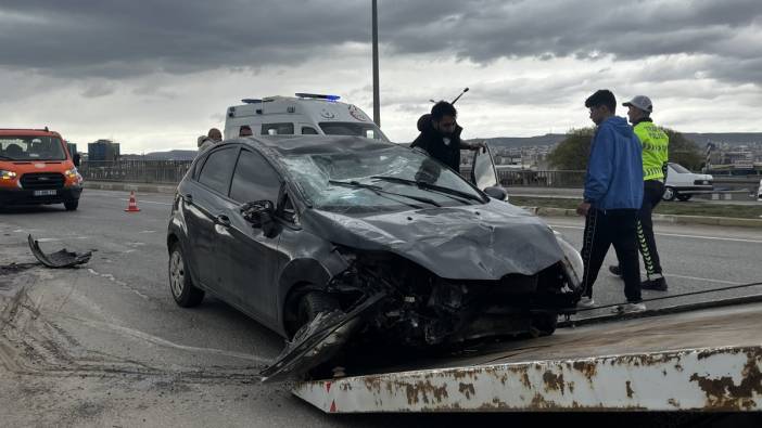 Sivas’ta iki otomobil çarpıştı: 3 yaralı