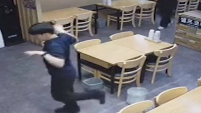 Kendini kaptırmış bir şekilde dans eden restoran çalışanı müşteriye yakalandı