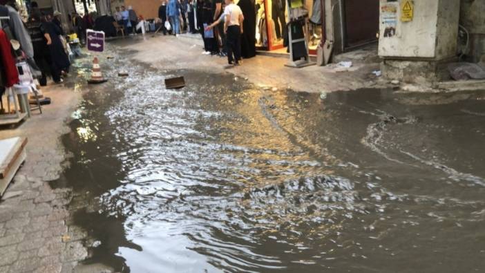 Antakya'da sağanak: Tarihi uzun çarşı sular altında