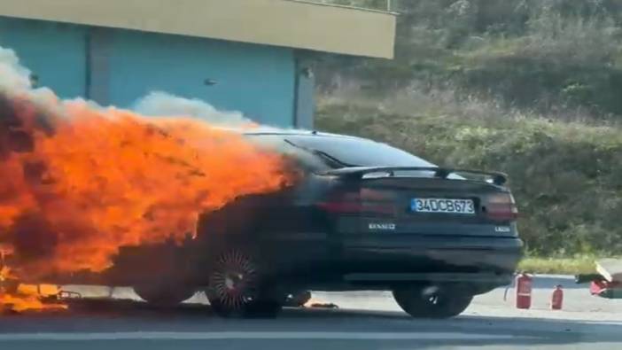 Gebze-Orhangazi-İzmir Otoyolu'nda otomobil alev aldı: Yangın anı kameraya yansıdı