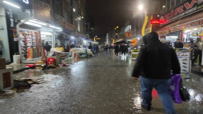 Van'da sağanak yağış bayram alışverişini ve seyyar satıcıları vurdu