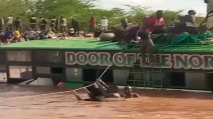 Sele kapılan otobüsün üzerinde mahsur kalan yolcular halat yardımıyla kurtarıldı