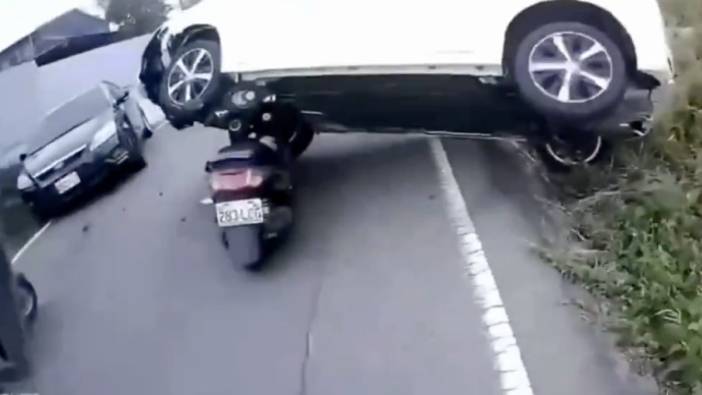 Motosiklet sürücüsünün başına gelen ilginç kaza görenleri şaşırttı