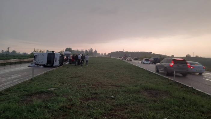 Adana'da minibüs devrildi. 5 yaralı