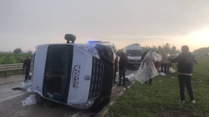 Adana'da minibüs devrildi: 1'i çocuk 5 kişi yaralandı