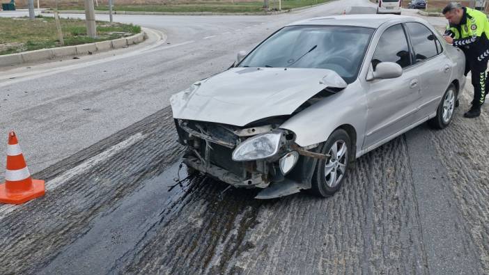Hafif ticari araç ve otomobil çarpıştı. 5 yaralı
