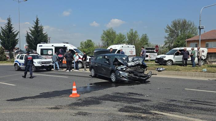Bingöl’de minibüs ile otomobil çarpıştı: 7 yaralı