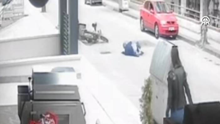 Motosikletin yayaya çarptığı kaza güvenlik kamerasına yansıdı